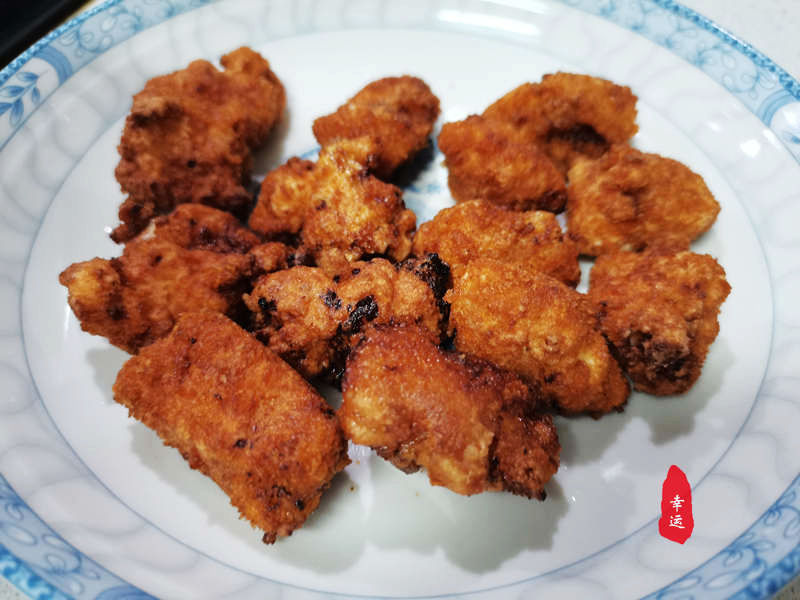香酥的脆皮包裹着鲜嫩的鸡胸肉外表酥脆金黄好吃又有营养