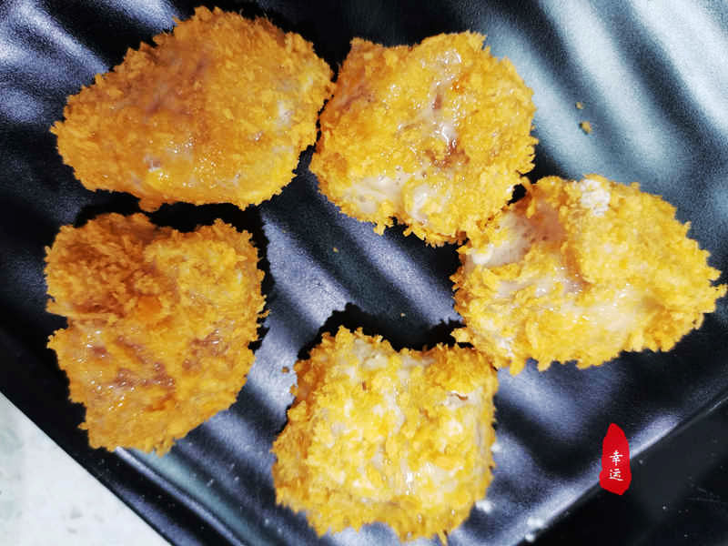 香酥的脆皮包裹着鲜嫩的鸡胸肉外表酥脆金黄好吃又有营养