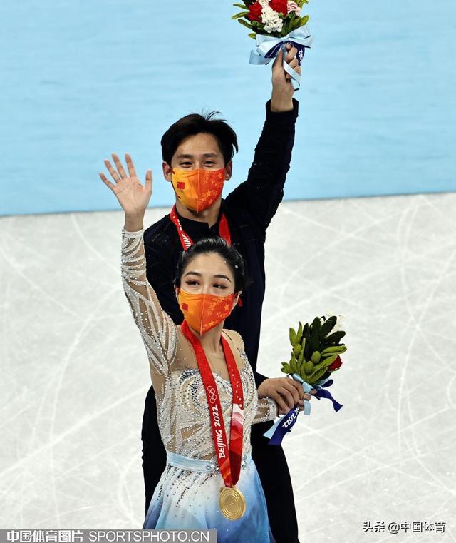 「精彩图集」双人滑颁奖仪式 隋文静/韩聪互挂金牌休闲区蓝鸢梦想 - Www.slyday.coM