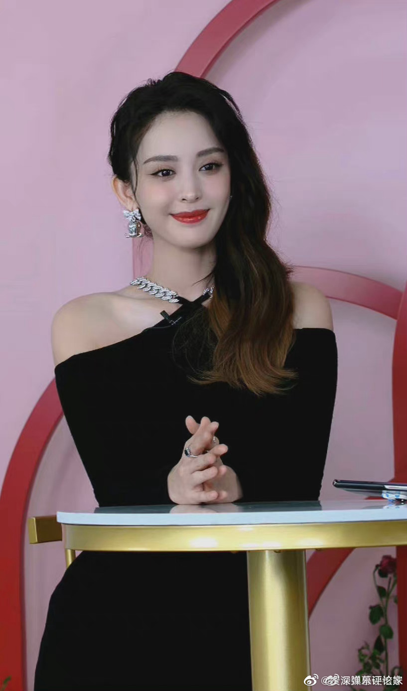 古力娜扎今晚活动黑色露肩长裙造型