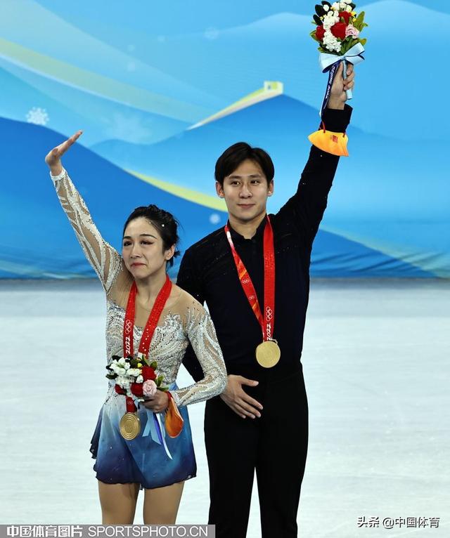 「精彩图集」双人滑颁奖仪式 隋文静/韩聪互挂金牌休闲区蓝鸢梦想 - Www.slyday.coM