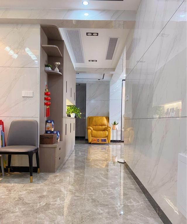 晒晒刚入住的新房,客餐厅瓷砖上墙大气,搭配浅灰地板特别耐脏!