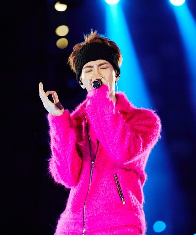 王嘉尔真是走在时尚前端了穿一身艳粉色造型头发炸毛也很时髦