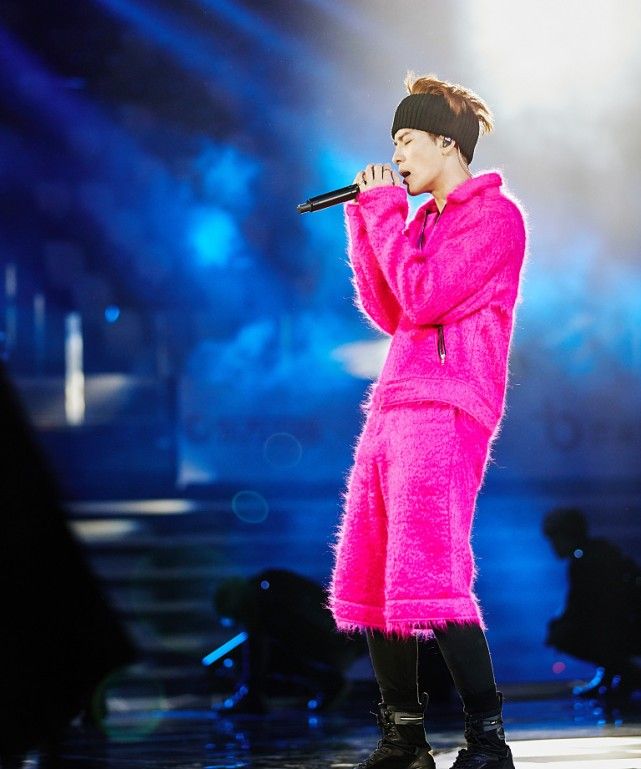 王嘉尔真是走在时尚前端了穿一身艳粉色造型头发炸毛也很时髦