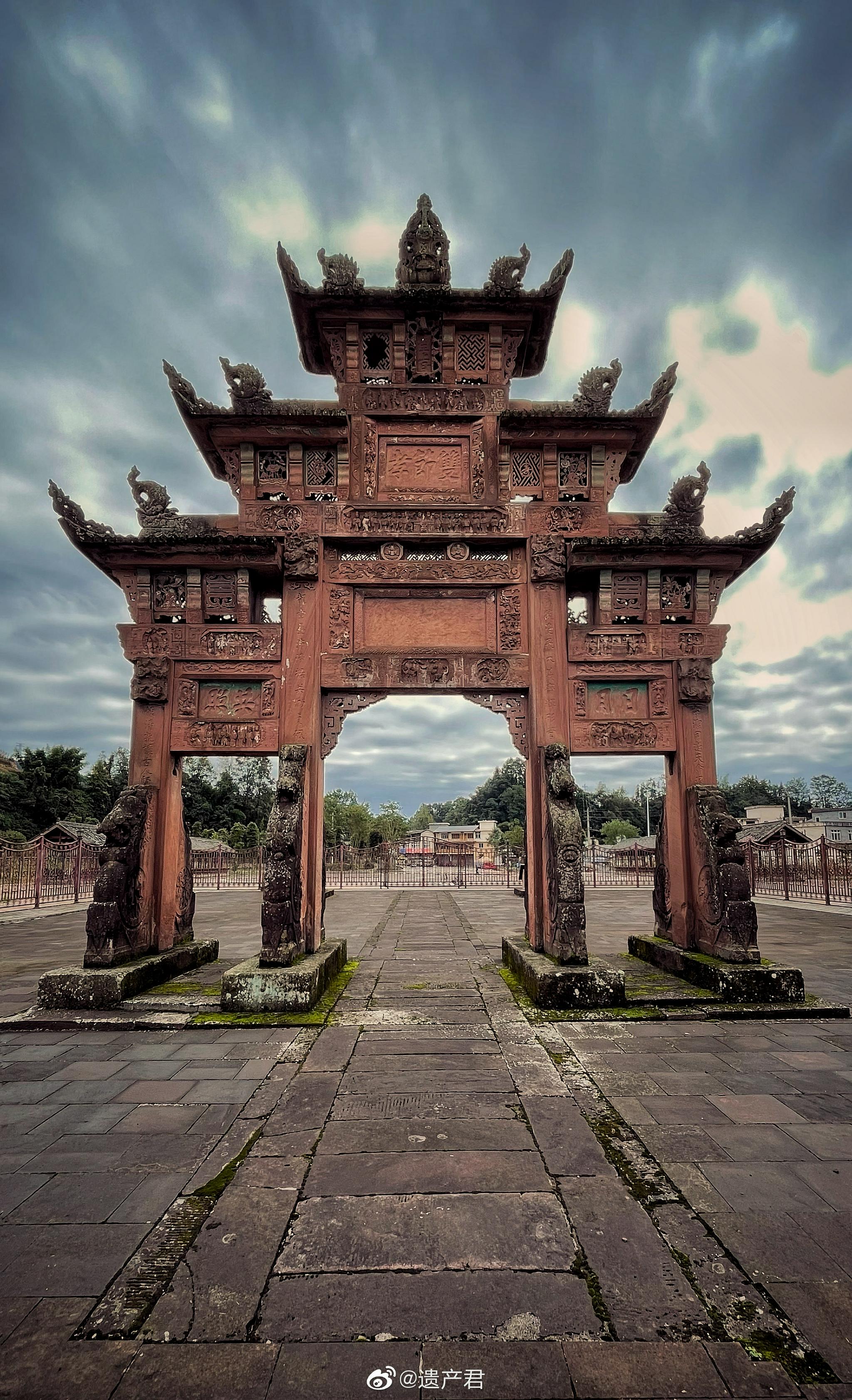 四川雅安,上里古镇的清代石牌坊,保存完整而且还存有彩绘……_高清