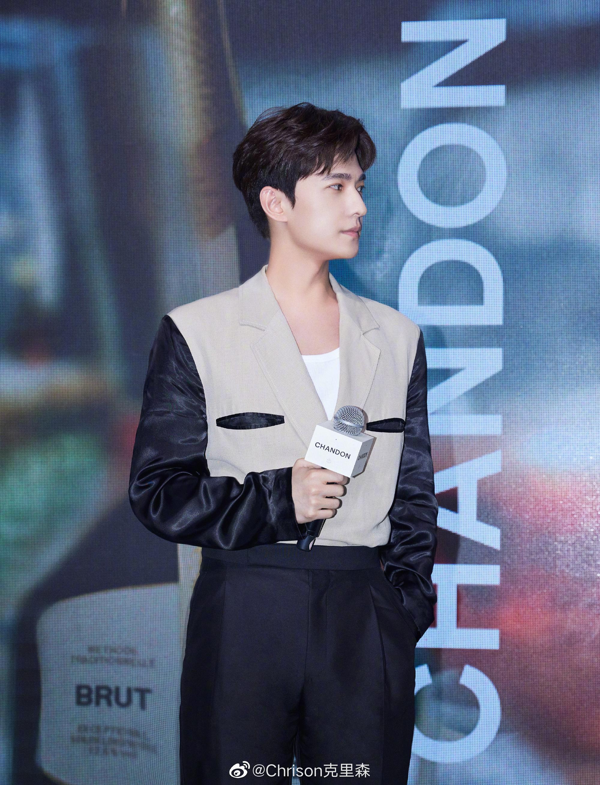 杨洋身穿dunhill套装出席品牌活动……_高清图集_新浪网