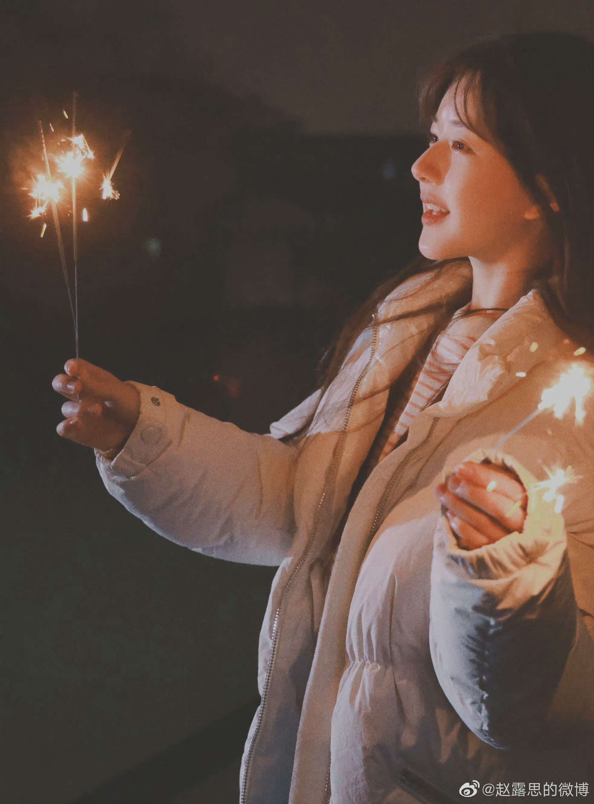 赵露思烟花写真来啦夜晚身穿白色羽绒服的美少女
