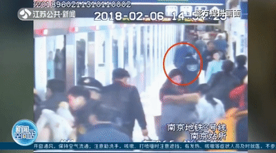 半岛叨叨｜火上热搜！刚领完结婚证，男子把妻子落在地铁站台……这件事不少青岛人也常做错休闲区蓝鸢梦想 - Www.slyday.coM