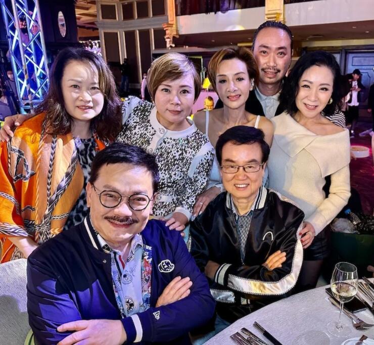 56岁叶子楣近况曝光，与许冠文黄锦燊等人聚会，一脸冻龄身材完美__财经头条