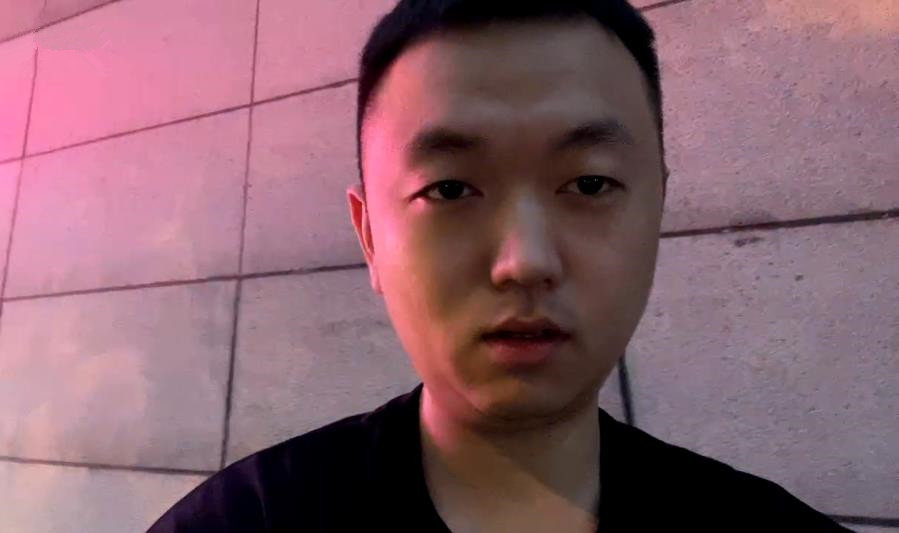 药水哥官宣恋情刘波与黄头发妹妹共享美食后穿睡衣在宾馆嬉闹