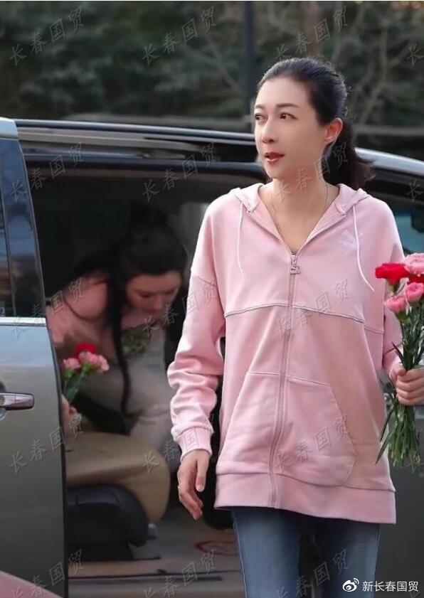 成龙前女友近况曝光:现身街头送花,50岁身材苗条风韵犹存|吴绮莉|成龙