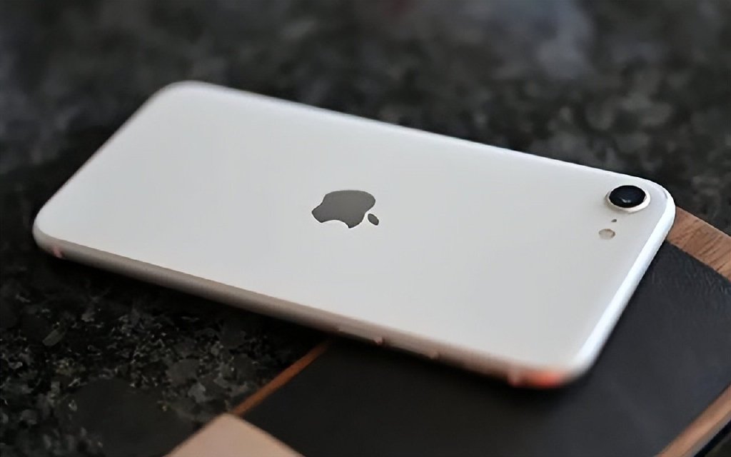 苹果iPhone SE3跌至“新低价”,到底值不值得入手呢?__财经头条