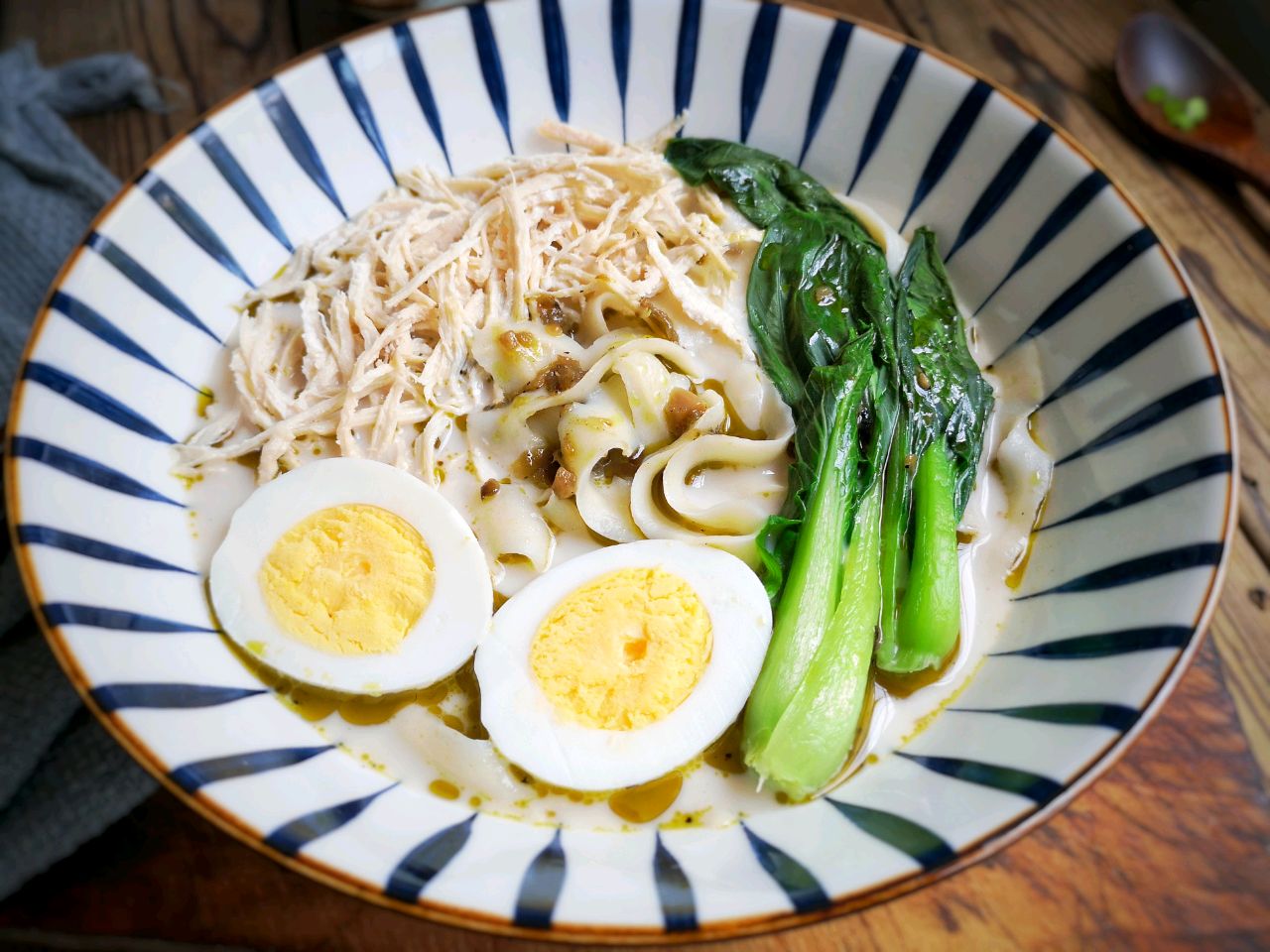 超有食欲的藤椒鸡丝刀削面