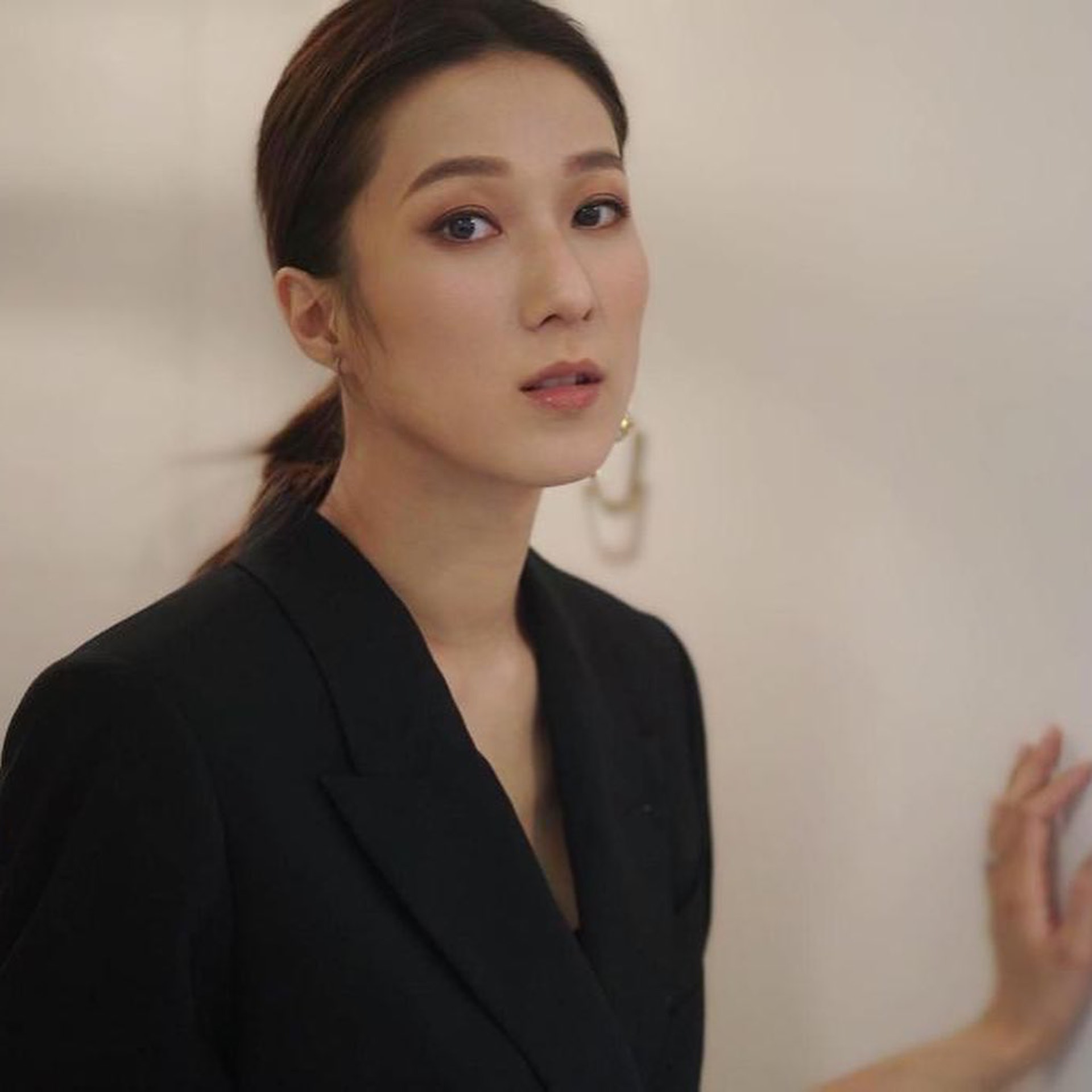 前tvb花旦钟嘉欣与十年忠粉叙旧,谈辛酸经历感触落泪