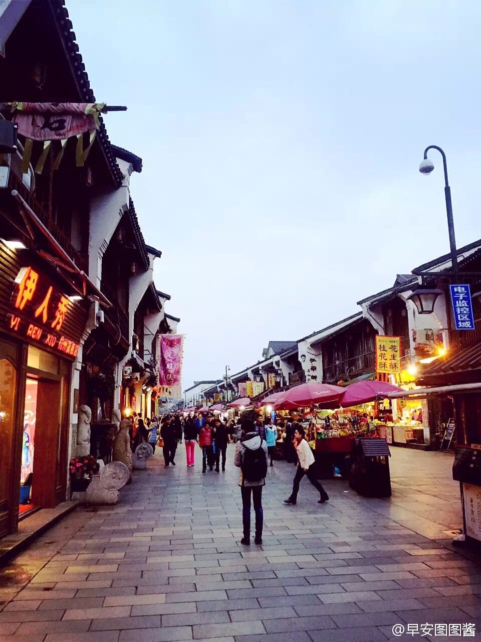 杭州的河坊街是清河坊的一部分,这里除了老城区建筑