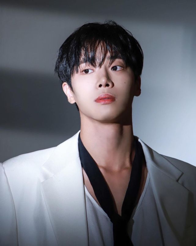 秋英宇在《you make me dance》中饰演一名相当热爱