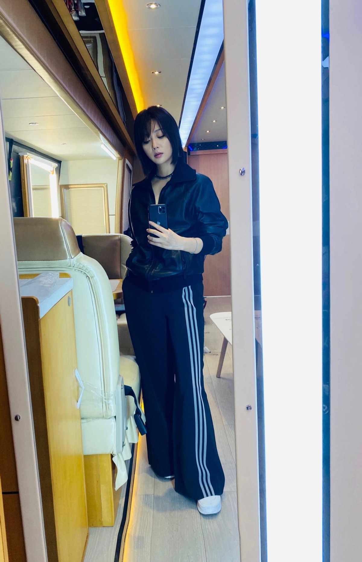 殷桃罕见走机场穿毛衣搭牛仔腰身臃肿身材变五五分