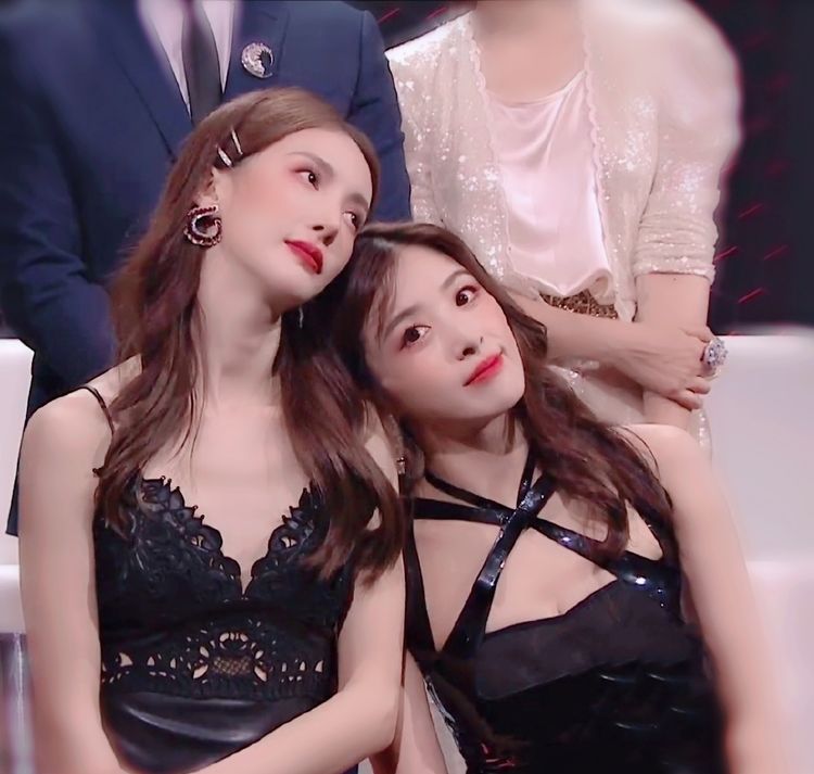 王霏霏黑白礼服诠释复古气质,《浪姐》未出道真是让人太意难平了