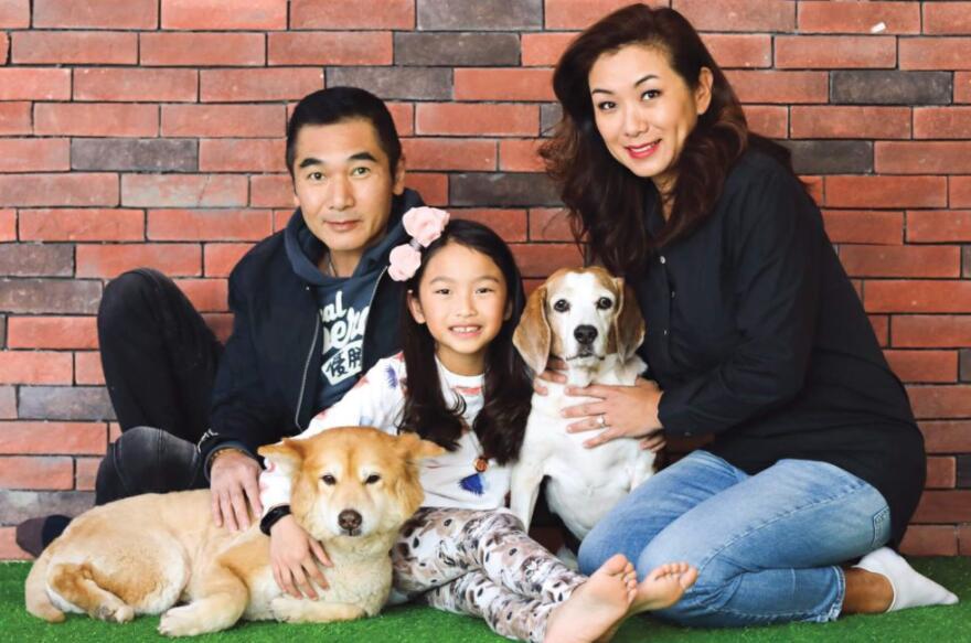 60岁方中信暴瘦显老态,网友担忧其身心健康状况|方中信|风褛|运动长裤