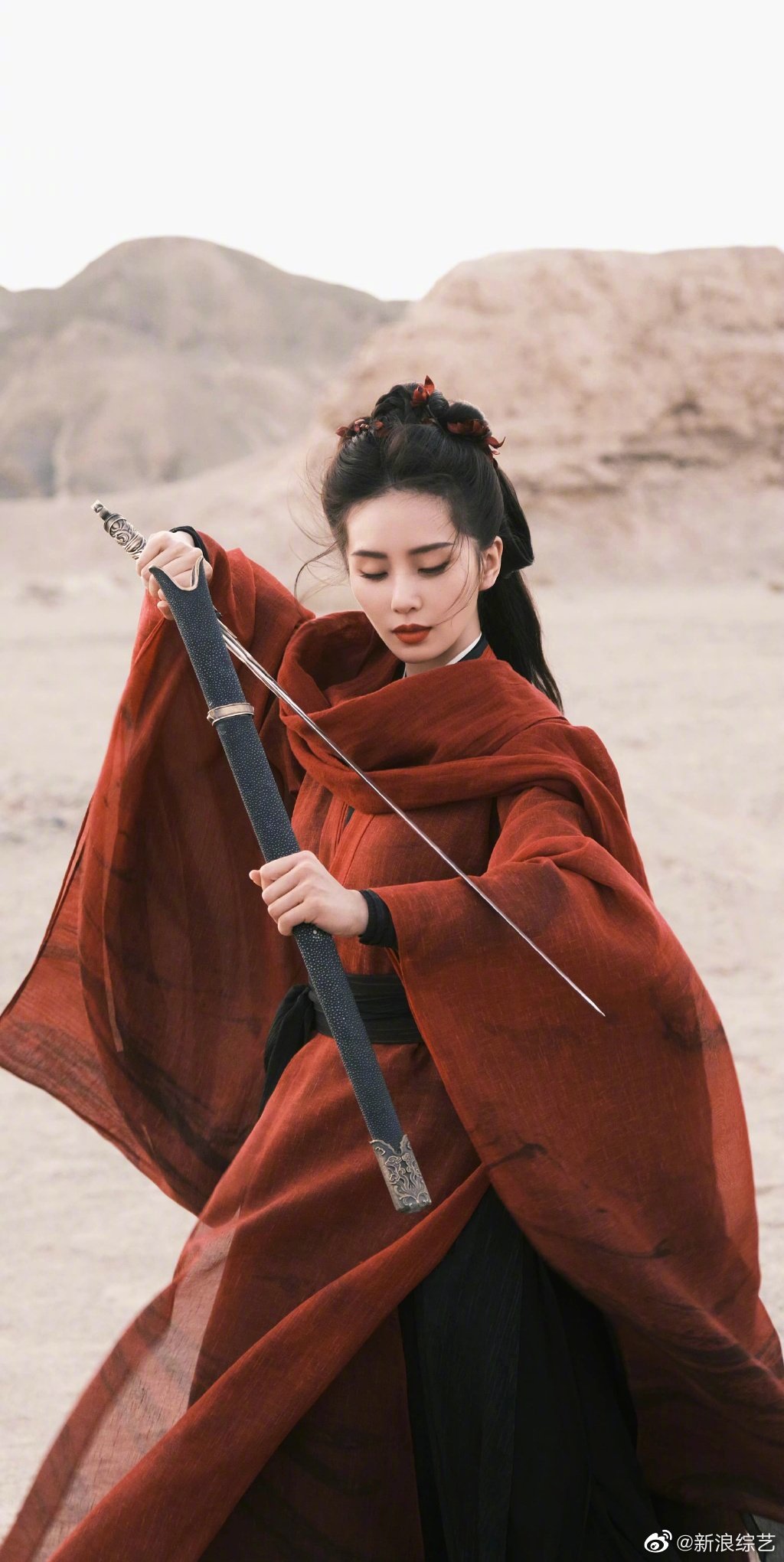 刘诗诗新剧释出预告，@刘诗诗 一袭红衣侠女装扮亮相，姐姐好飒！