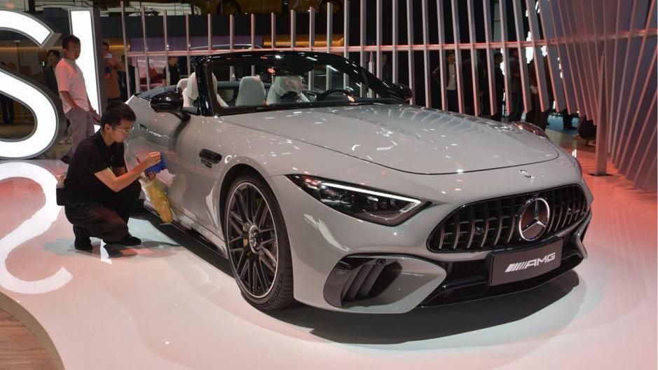 200万只能盯着燃油车,新AMG SL 63,敞篷跑车吸睛无数-新浪汽车