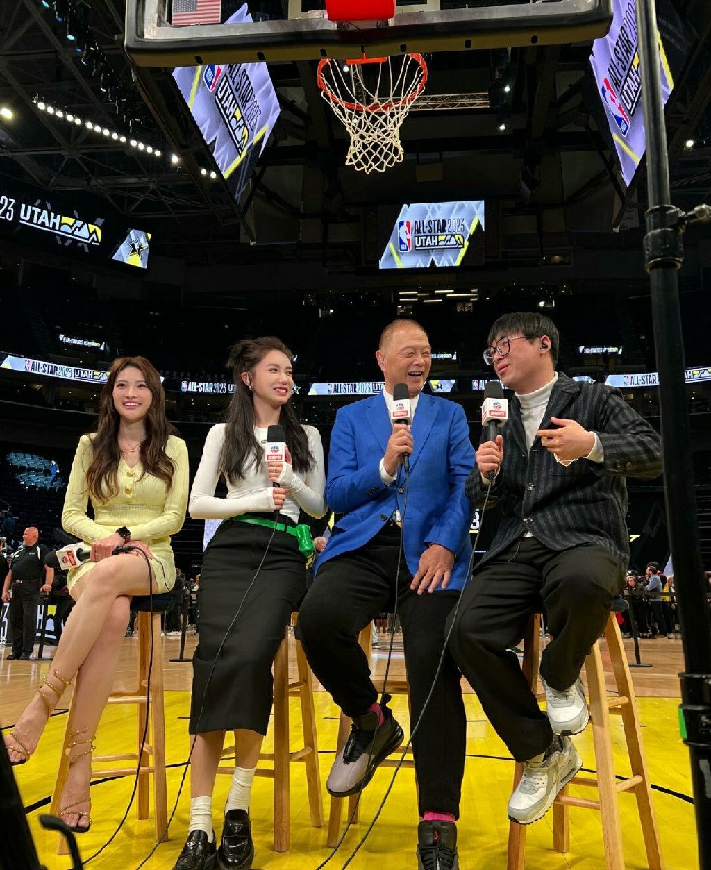 NBA女主播美娜晒“露背照”,仙气飘飘!与詹姆斯相见,脸如痴女