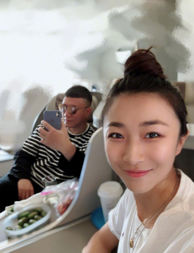 偶遇孙红雷老婆聚餐，王骏迪素面朝天难掩美貌，戴旧发卡生活俭朴|王骏迪|孙红雷|发卡_新浪新闻