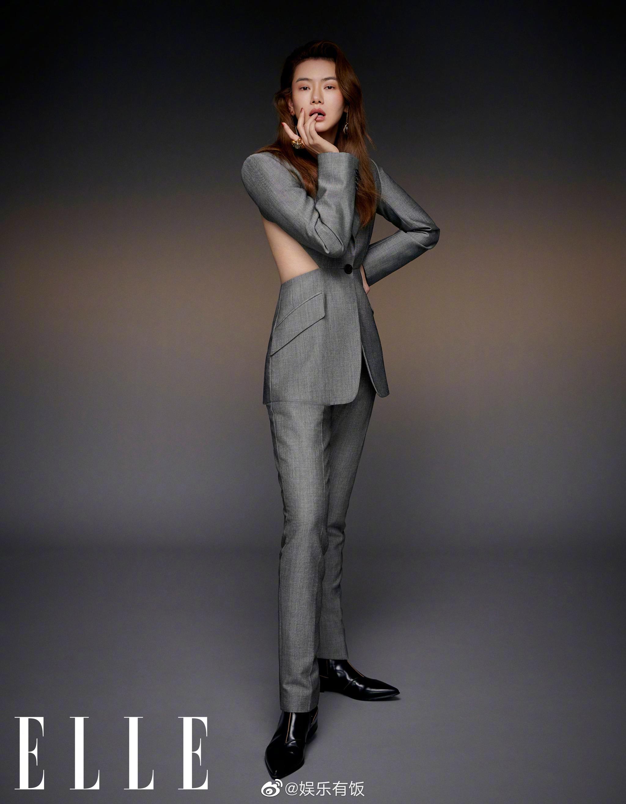 戚薇最新杂志大片公开,整体以黑色光影做为基调,大片非常有质感_高清