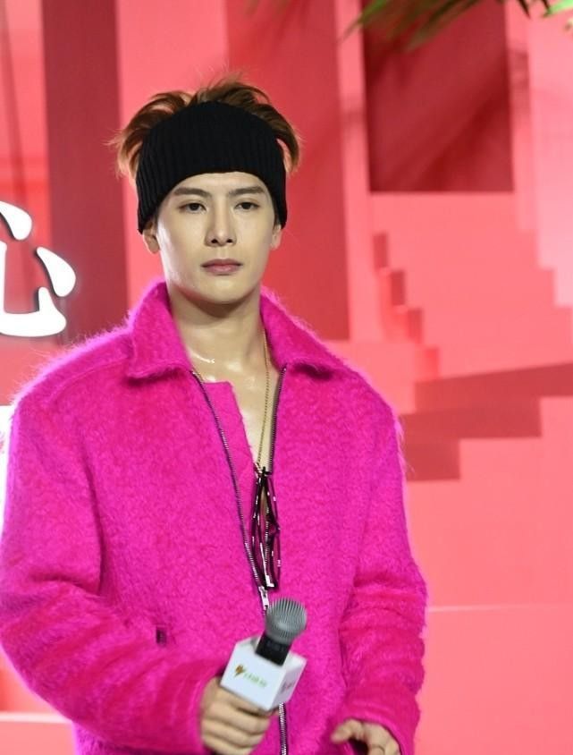 王嘉尔真是走在时尚前端了穿一身艳粉色造型头发炸毛也很时髦