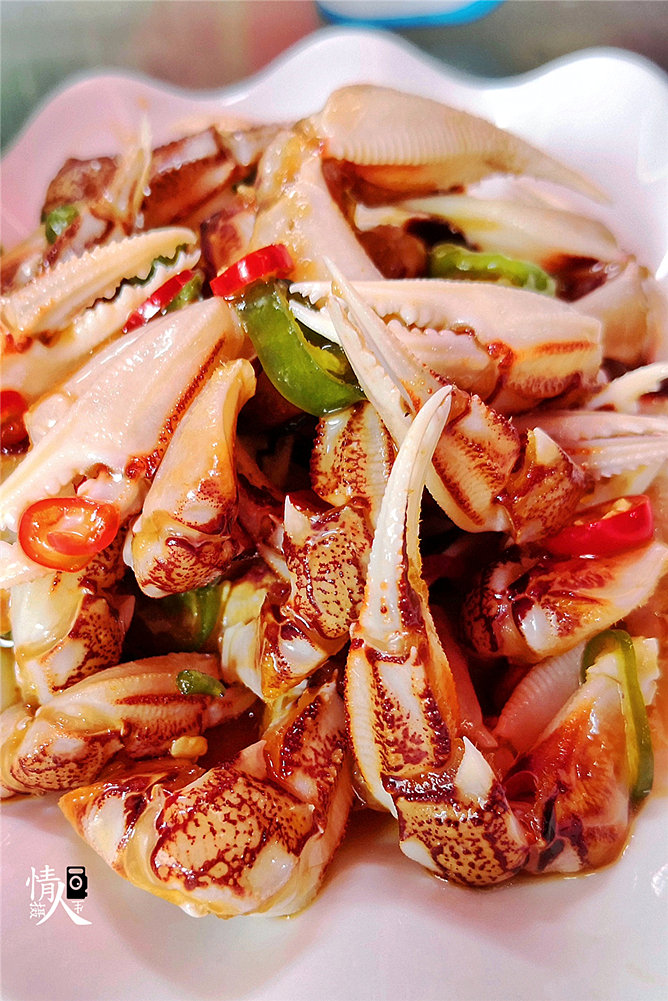 鲜辣醉蟹钳:用黄酒,白酒,青红椒腌制而成,蟹肉成果冻状,鲜香微辣,适合