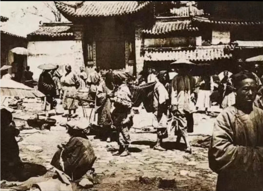老照片:晚清时期的昆明城,古建筑保存完好,人民生活穷困潦倒