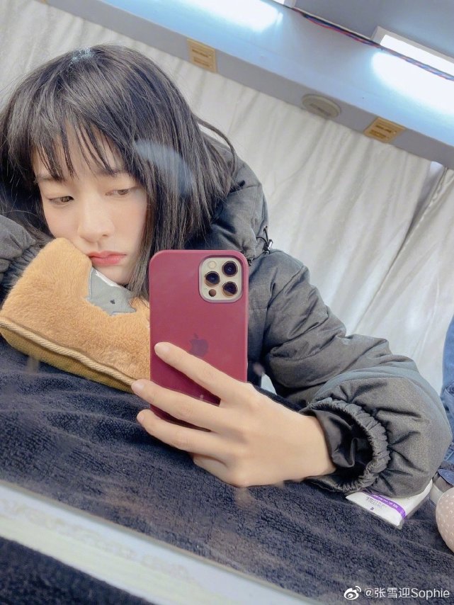 张雪迎穿睡衣自拍难掩好身材嘟嘴卖萌显可爱衣柜整洁受好评