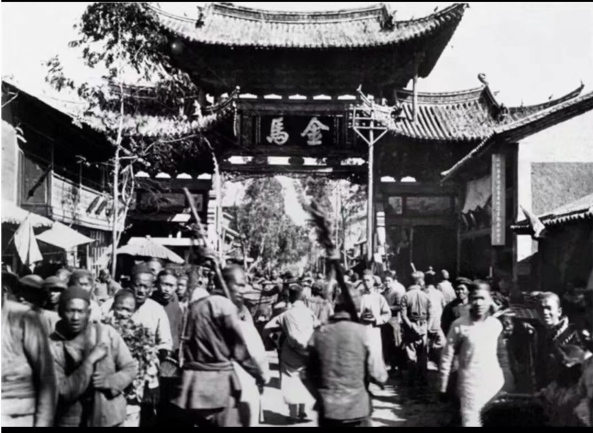 老照片:晚清时期的昆明城,古建筑保存完好,人民生活穷困潦倒