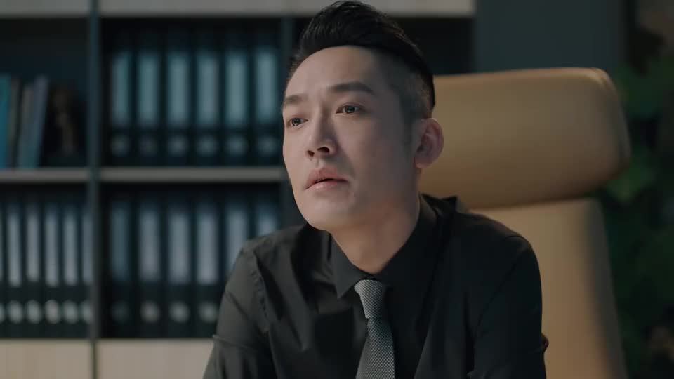 紧急公关方励看着照片他们的全家照