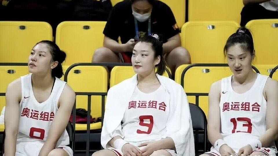 喜讯！女篮李梦与张隆飞往美国，开启新赛季，工资不够买球鞋！|中国女篮|美国女篮|国家队|球迷|林丹_新浪新闻