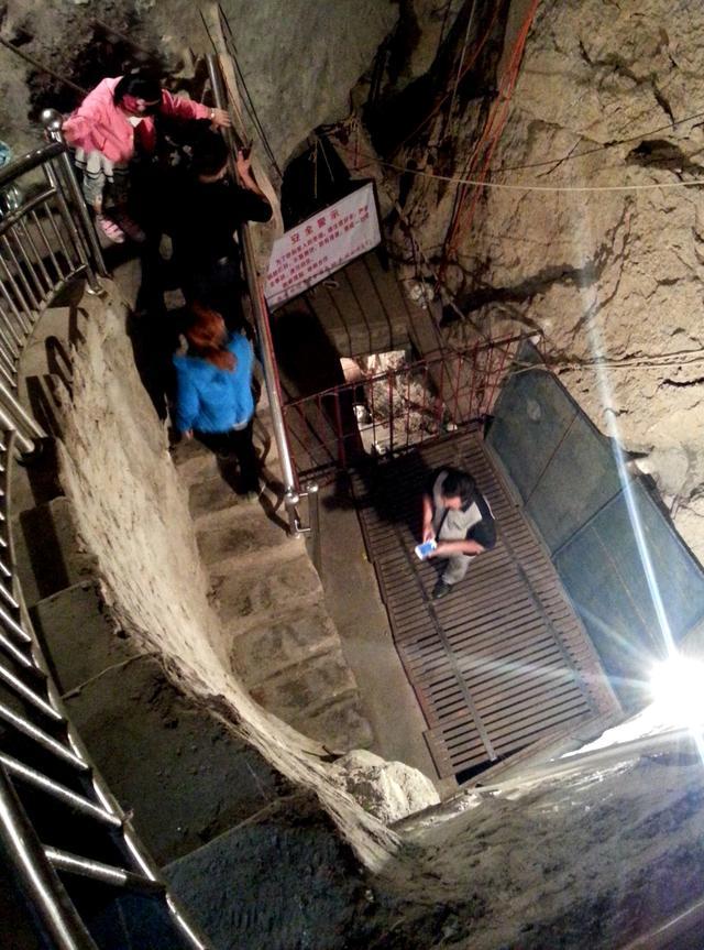 贫苦农户挖到神奇鱼泉,最多一天出鱼1000斤,因此致富改变命运