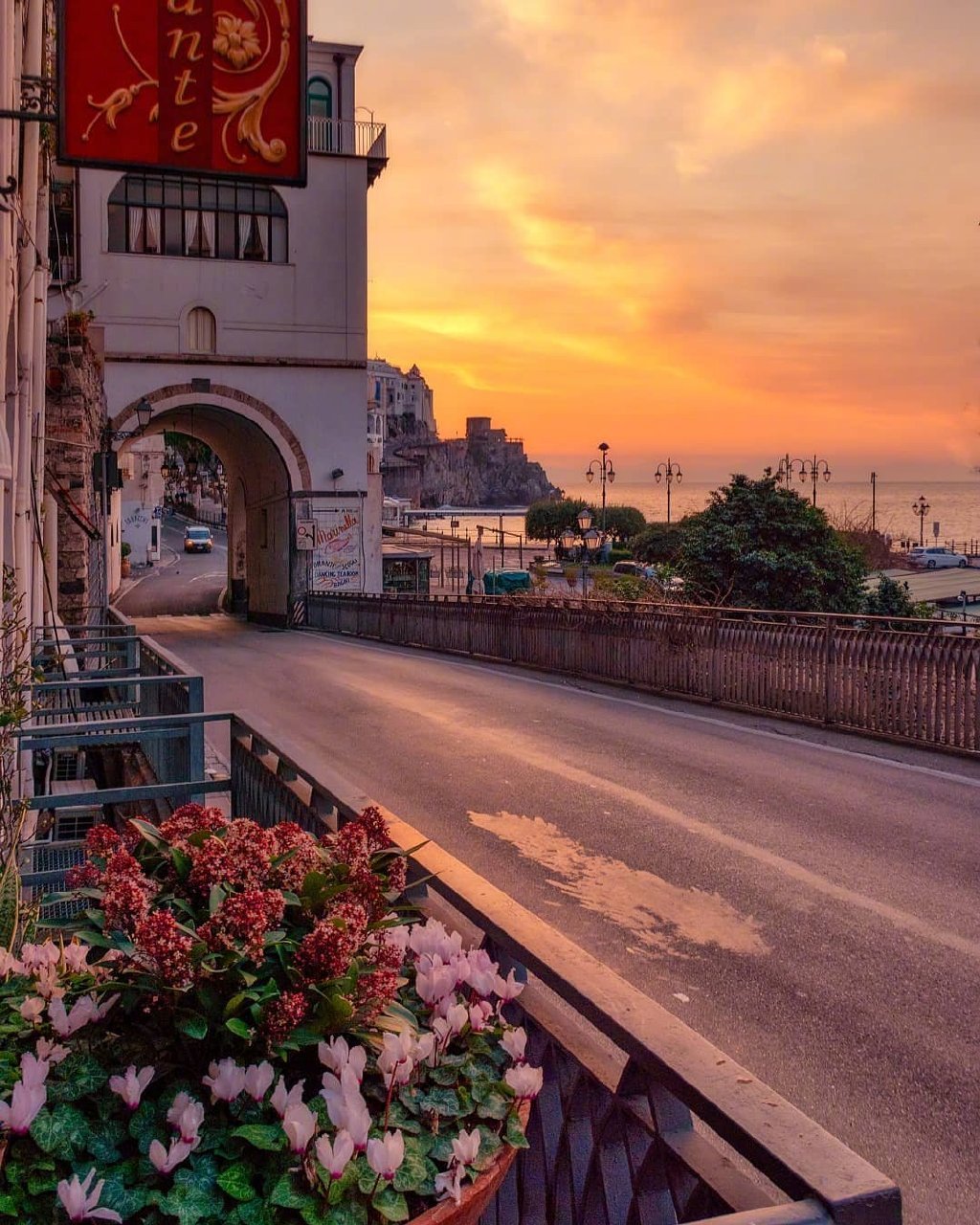 意大利夕阳下的小镇真的太美