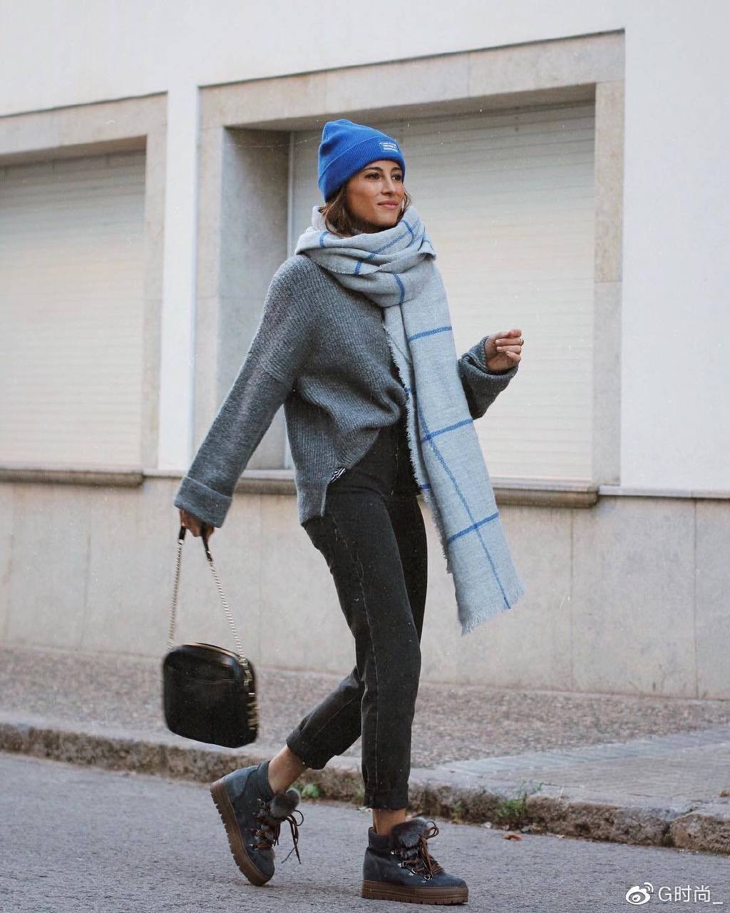 烟管裤搭配大衣牛仔材质的烟管裤同样适合职场女性,搭配上裸色的高跟