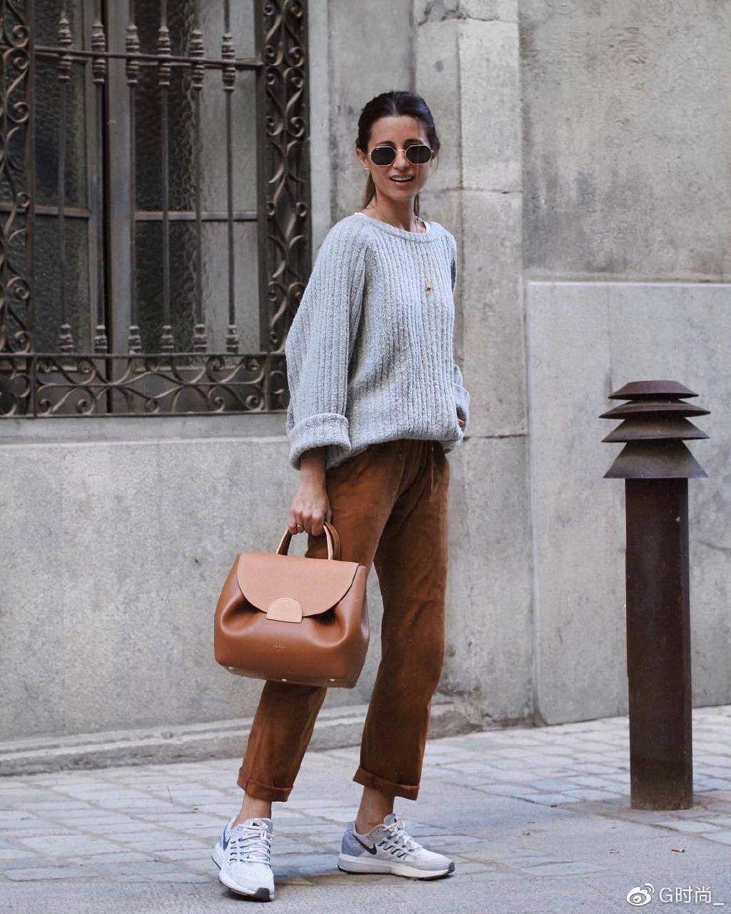 烟管裤搭配大衣牛仔材质的烟管裤同样适合职场女性,搭配上裸色的高跟