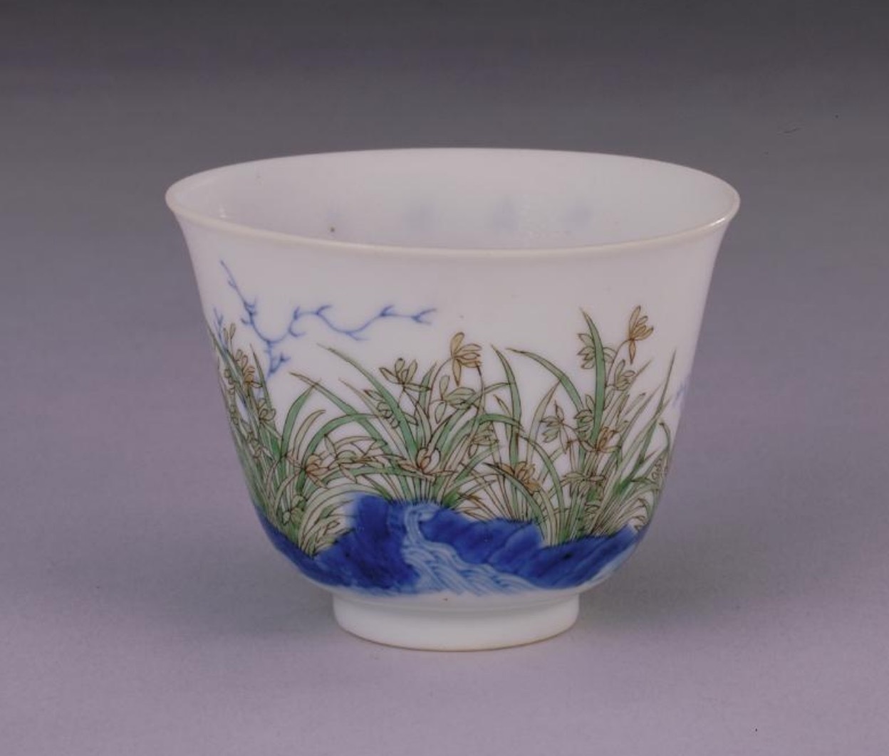 康熙五彩十二月花卉纹杯 高4.9,口径6.7