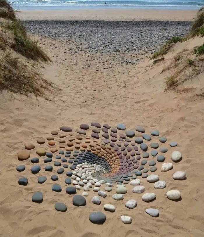 他在海边捡石头捡成艺术家摆成的作品太解压了