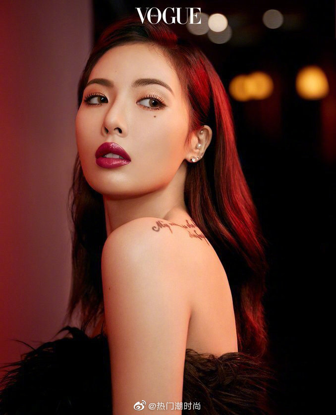 泫雅韩国vogue杂志大片,红唇性感造型气场十足,绝美风情.