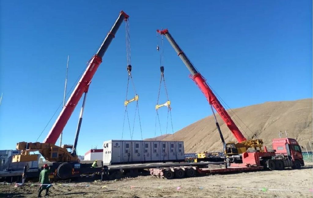 昌都天晶光伏项目首台储能电池舱完成吊装