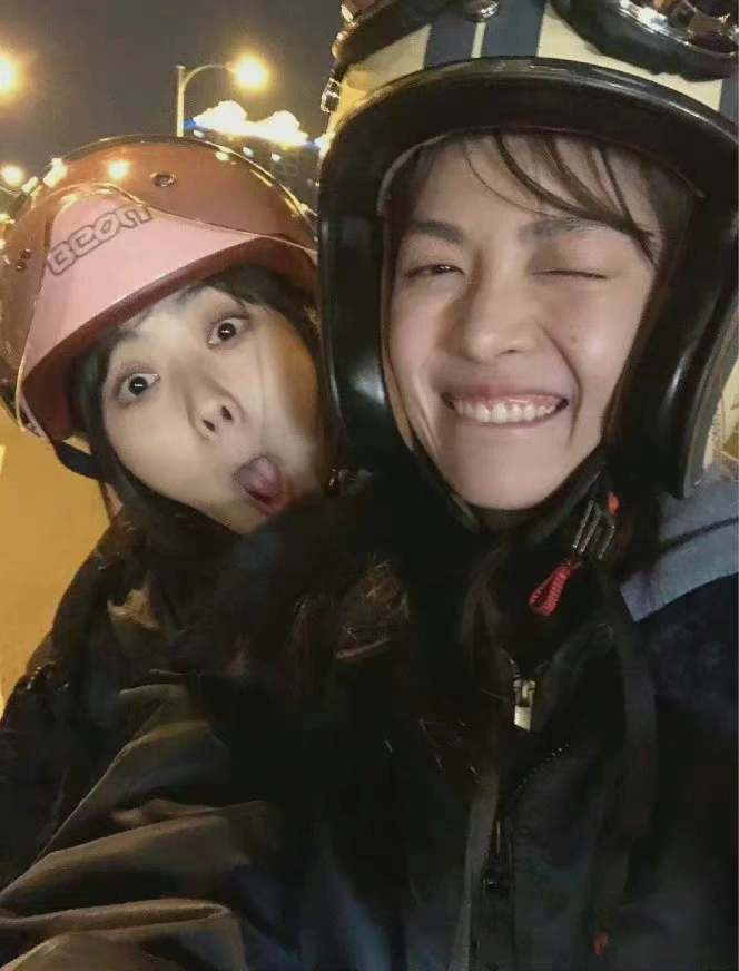 谭松韵和钟楚曦的搞怪自拍,美女好好用脸!_高清图集_新浪网