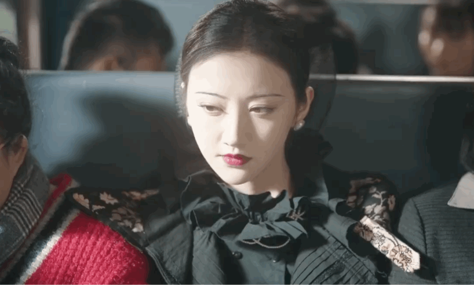 我直接:嗨,老婆)喝到新奇的饮料,表情是这样的:司藤高冷,但是又有很强