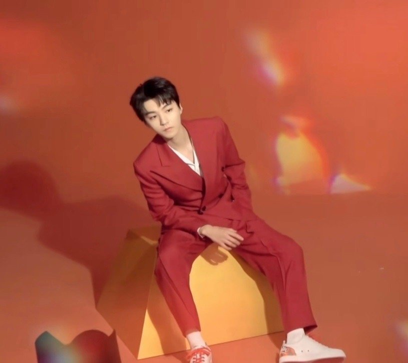 王俊凯红色西装造型动作随性且惬意无不散发着魅力