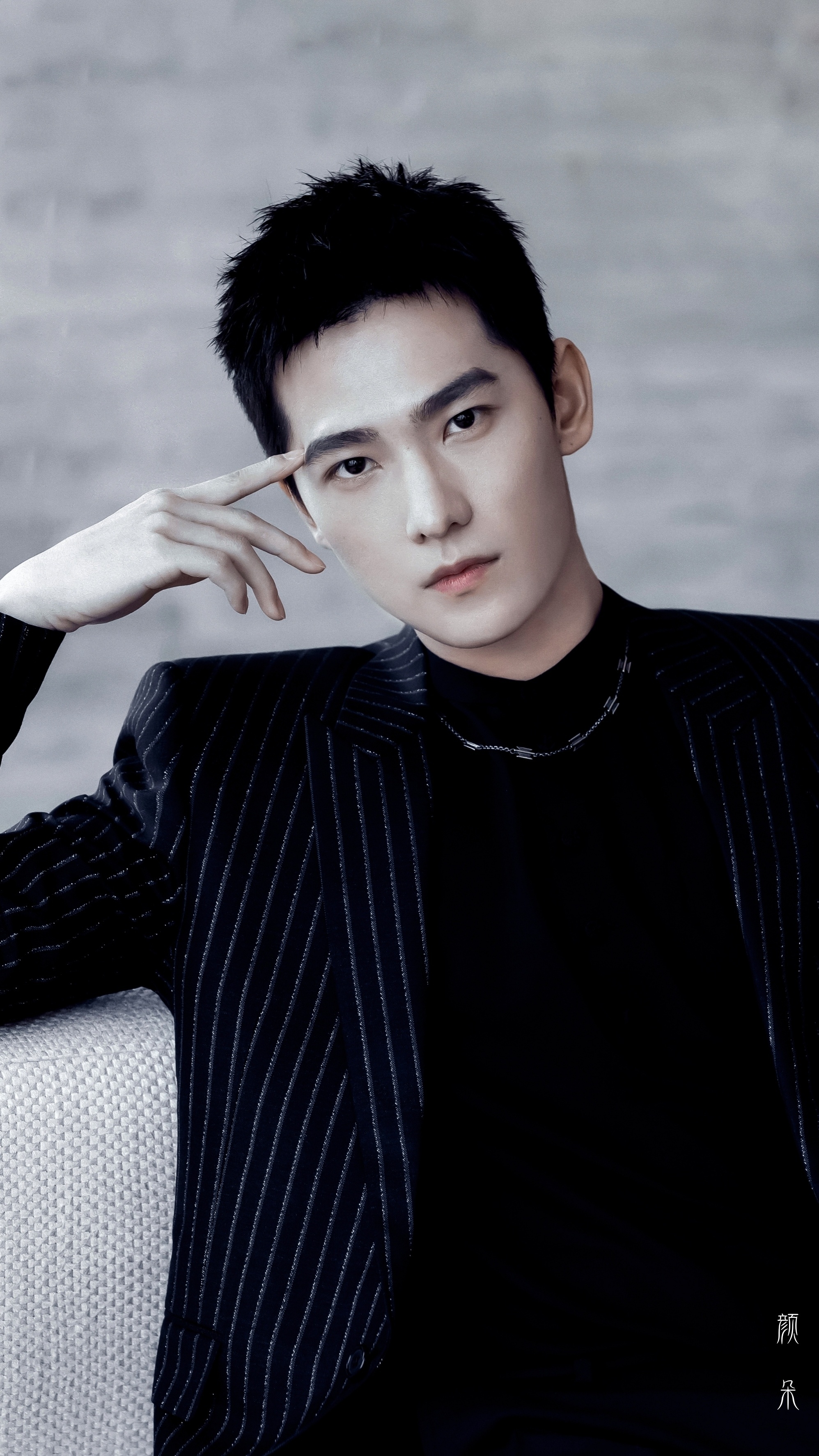 杨洋这个眉清目秀,五官立体精致,气质绝佳的少年