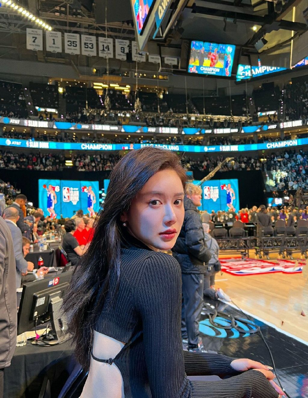 NBA女主播美娜晒“露背照”,仙气飘飘!与詹姆斯相见,脸如痴女|痴女|露背|詹姆斯_新浪新闻