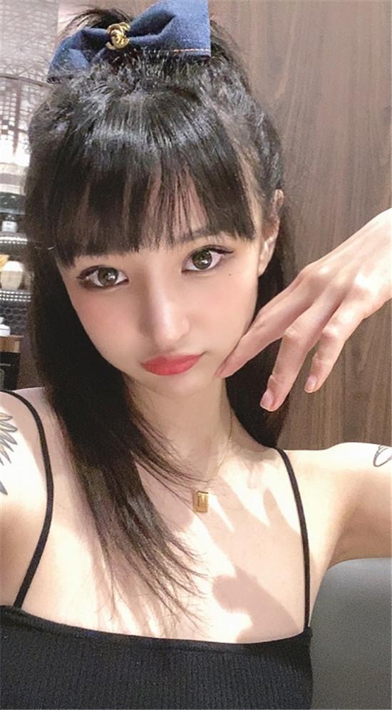 uzi终于同意她穿吊带看到奥咪咪细绳露肩网友难怪小狗不让