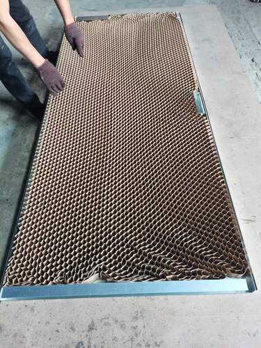 如果买到劣质的蜂窝纸填充门,中间用劣质的胶水粘合